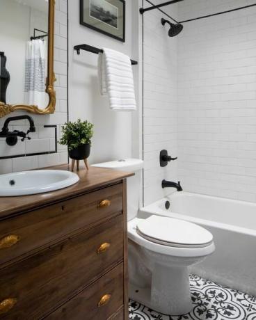 salle de bain blanche, lavabo et tiroirs en bois, robinets et détails noirs