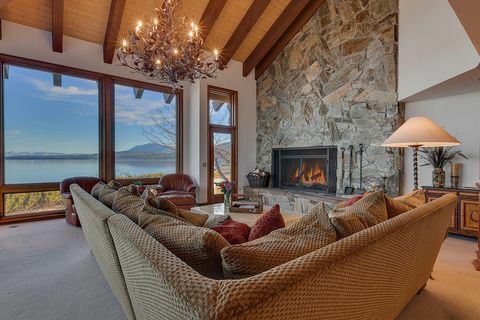 salon spacieux avec vue sur le lac et foyer en pierre