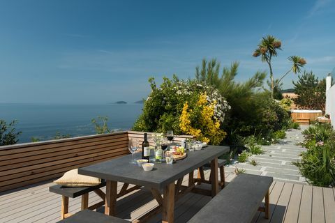 Coin repas extérieur avec vue sur l'océan