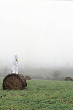 fantôme effrayant dans le champ