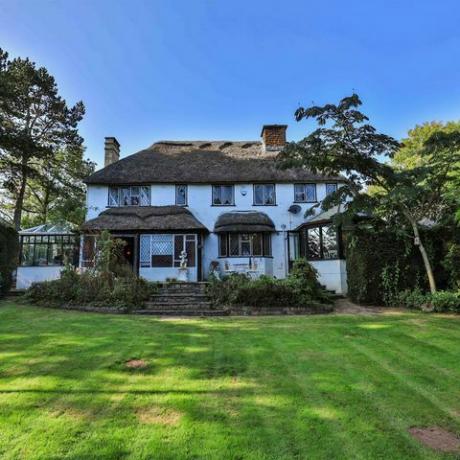 zoopla révèle les chalets les plus romantiques en boîte de chocolat à vendre pour la Saint-Valentin