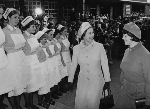 La reine Elizabeth II visite l'hôpital Great Ormond Street, Londres, 10 novembre 1977