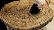 Meubles Faux Bois: Regardez Diane Husson créer des meubles ressemblant au bois à partir de béton