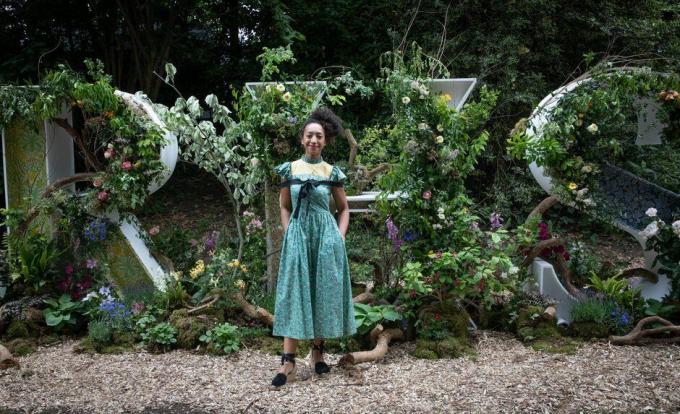 la jardinière et designer florale hazel gardiner pose avec les lettres rhs emblématiques qu'elle a conçues