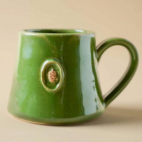 Tasse verte de pomme de pin artisanale en chêne noir