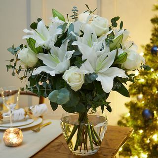 Bouquet Hiver Rose Blanche & Fleurs de Lys (Livraison à partir du 18 novembre 2021)