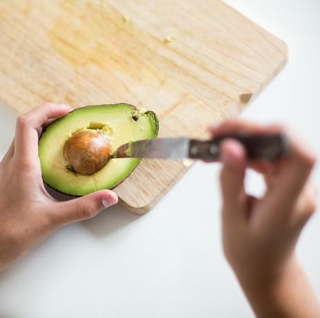 enfant retirant le noyau d'un avocat