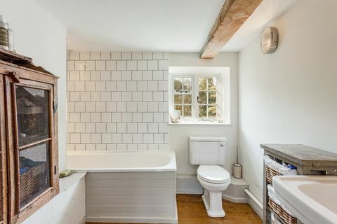 Salle de bain familiale avec poutres apparentes