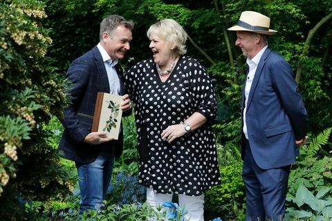 Chris Beardshaw, concepteur de jardin, reçoit le prix du meilleur jardin d'exposition au Chelsea Flower Show 2018