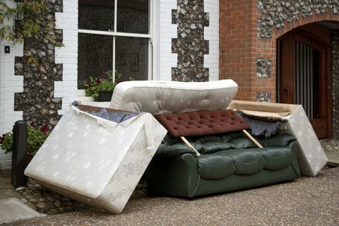 Une pile de meubles jetés dans une rue