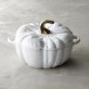 Le pot de citrouille de Staub est en vente chez Williams Sonoma, Bed Bath & Beyond, etc.