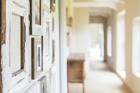 Cadres muraux décoratifs dans un couloir rustique