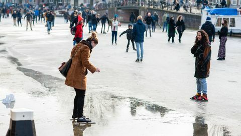 Des dizaines de personnes patinent sur les canaux d'Amsterdam