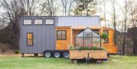 Cette petite maison a une serre et une balançoire