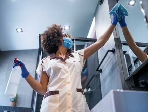 femme de chambre travaillant dans un hôtel portant un masque protecteur, pendant le covid 19