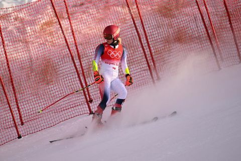 mikaela shiffrin des états-unis participe à la première manche du slalom géant féminin