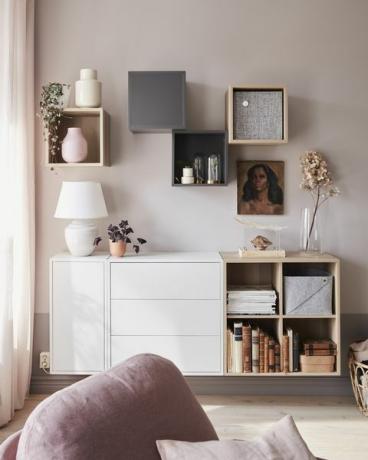 petit salon avec une armoire sur le mur