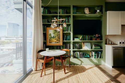 Stockage de la bibliothèque verte dans le salon ouvert de la maison Nashville Airbnb Plus