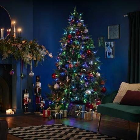 homebase vend un sapin de Noël musical pré-éclairé télécommandé de 600 £