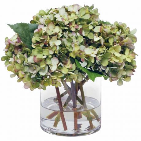 Arrangement de faux hortensias dans un vase en verre