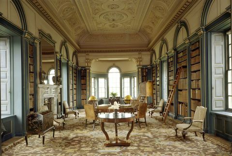 Vue de la bibliothèque depuis la porte de la salle des livres en regardant vers les fenêtres à Wimpole Hall, Cambridgeshire