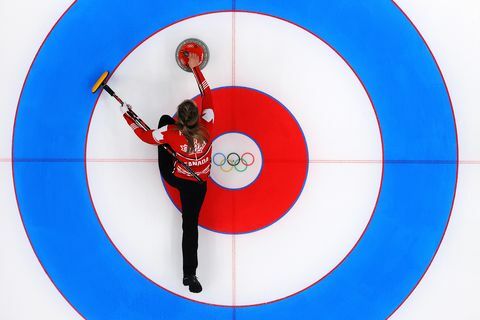 rachel homan de l'équipe du canada affronte l'équipe de l'italie lors du tournoi à la ronde de curling en double mixte le jour 3