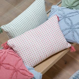 Coussin tissé Amabella en corail