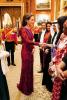 Kate Middleton porte une robe Jenny Packham rouge et un diadème de fleurs de lotus à la réception du palais de Buckingham. Voir les photos