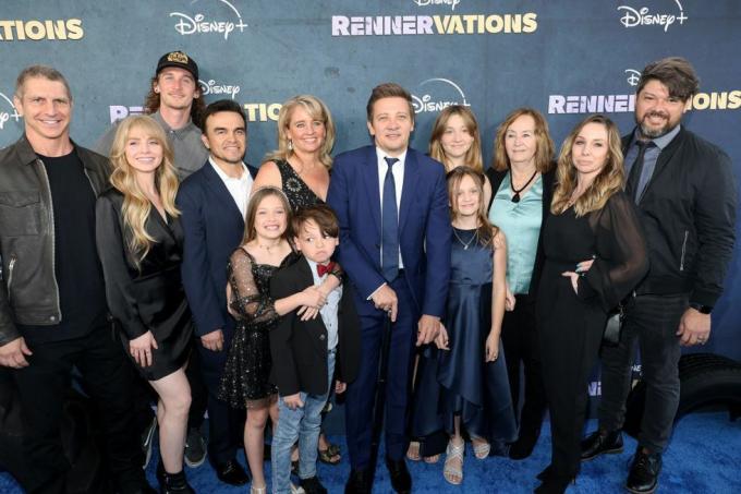 los angeles, californie 11 avril jeremy renner c et sa famille assistent à la série originale de disney rennervations los angeles première au regency village theatre le 11 avril 2023 à los angeles, californie photo de kayla oaddamswireimage