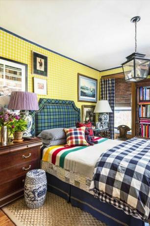 chambre à coucher, couvre-lit tartan, tête de lit tartan, revêtement mural tartan, tabouret de chevet, commode vintage marron