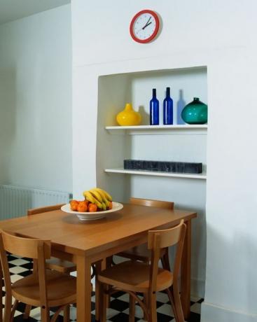 idées d'alcôve, table et chaises en bois simples dans une cuisine blanche moderne avec un sol en damier blanc noir