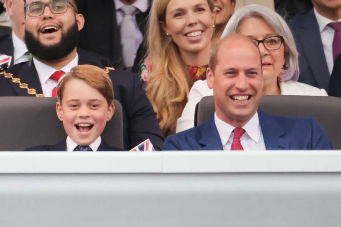 londres, angleterre 04 juin l r prince george de cambridge et prince william, duc de cambridge lors de la soirée platine au palais devant le palais de buckingham le 04 juin 2022 à londres, angleterre le jubilé de platine d'elizabeth ii est célébré du 2 juin au 5 juin 2022, dans le le royaume-uni et le commonwealth pour marquer le 70e anniversaire de l'accession de la reine elizabeth ii le 6 février 1952 photo de chris jackson wpa poolgetty images