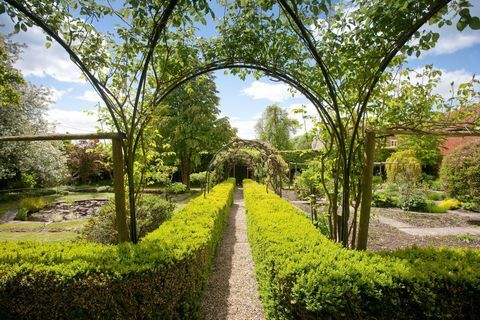 Manor Farm House - Wiltshire - Vivien Leigh - allée de jardin - Savills