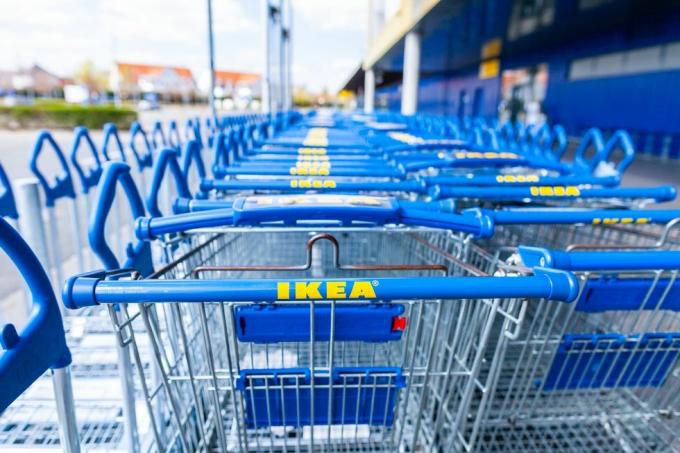 Chariots IKEA à l'extérieur du magasin