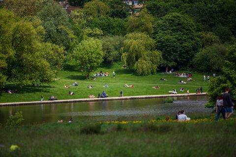 Les habitants et les touristes profitant du temps sur Hampstead Heath, Londres