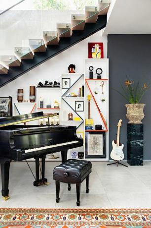 piano dans la chambre moderne