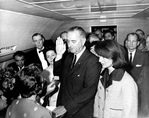 Jackie Kennedy à la prestation de serment de Lyndon Johnson sur Air Force One