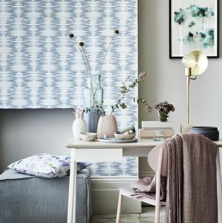 idées de bureau à domicile, une salle d'étude aux couleurs pastel avec un bureau et une chaise avec un tapis rose pastel ou jeter sur la chaise des vases sur le bureau blanc