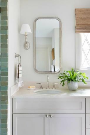 lavabo, armoires blanches, carreaux verts, comptoir blanc, robinets en argent