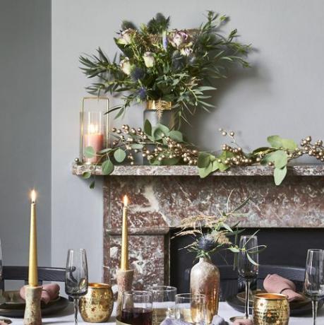 Table décorée de Noël par une pièce de manteau en étain plaqueson mantelpiececandleholder, £ 39, vase en orme occidental, £ 75 pour deux, bouquet de cox cox, £ 38, table bloom wild, 719 £chaises, 229 £ chacune les deux nappes willis gambier, 75 £, coussin porcelet, 18 £, dessous de plat en pierre de barker, 16 £ ensemble de couverts, 35 £ les deux carafes debenhams, 6750 £ flûtes à champagne, £1450 chaque plateau, £9550 vase, £32 chandeliers, £7640 pour quatre bougies broste copenhagen, £450 chacune, curieux bougeoirs à œufs, £10 chacun, assiettes à dîner national trust shop, 10 £ chacune, assiettes habitatsalad, 10 £ chacune, gobelets en orme occidental, 33 £ pour six, présentoir à gâteaux neptune, 28 £ sous-verres, 32 £ pour quatre les deux rowen serviettes roses troglodytes, 549 £ chacune, serviette grise linme, 18 £ pour deux, tartes fines à la craie pinklinen company, 799 £ pour six, daylesfordgiftwrap, Â £ 3sheet, plat en laiton troglodyte de Rowen, 32 £ pour quatre, broste copenhague