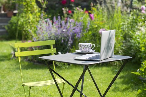 Ordinateur portable, sur, table jardin