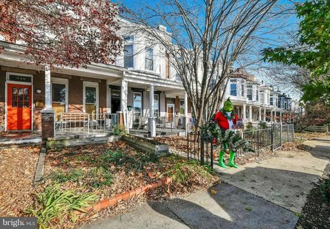 Le Grinch aide une équipe immobilière de Baltimore à vendre un joli trois chambres