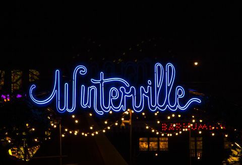 Vue de nuit de Winterville au néon panneau d'entrée, la fête de Noël de Londres à Clapham Common, 22/12/2017