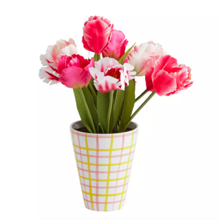 Fausses tulipes dans un vase à carreaux