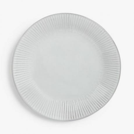 assiette en grès blanc cassé avec stries