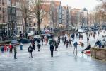 Les patineurs glissent sur les canaux gelés d'Amsterdam pendant le grand gel de l'Europe