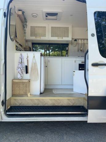 un couple transforme une camionnette en superbe mobil-home