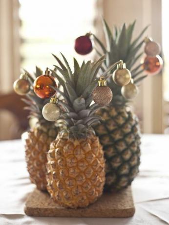 Ananas à Noël: Trois ananas décorés pour Noël