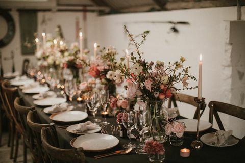 Table de mariage avec des fleurs