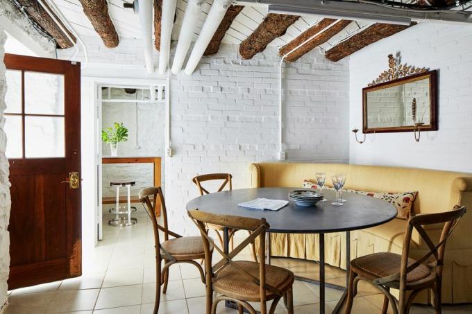 salle à manger avec mur de briques peintes en blanc